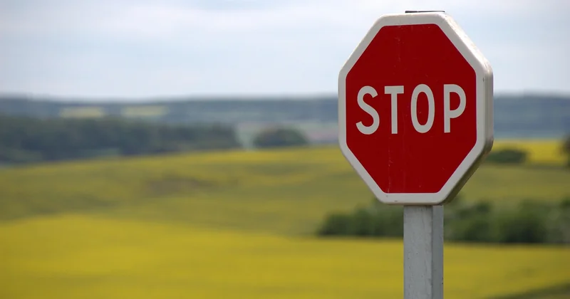 Normes et réglementation : pourquoi votre panneau doit être conforme (et pas seulement joli)