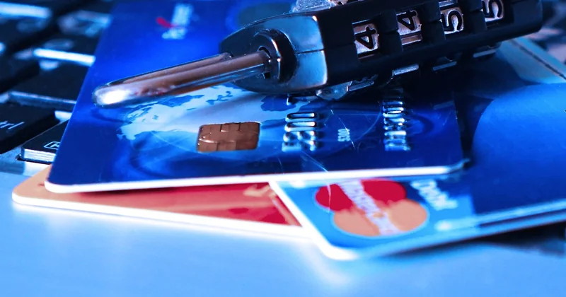 La pratique illégale des cartes imposées : ce que les banques ne vous disent pas